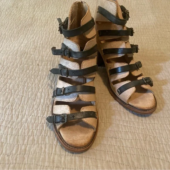 Stylish Freebird Black and Tan Women's Sandals - Picture 1 of 8